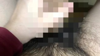 座ってちんぽをいじっていたら射精しちゃった毛深いちょっとぽっちゃりおじさん