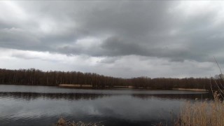 Голая русская эксгибиционистка на поле в лесу на озере