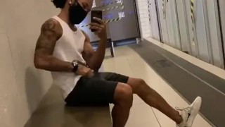 Mostrando pau enorme na academia