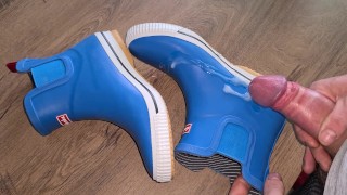 Cumming on rubberboots