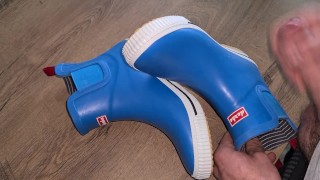 Cumming on rubberboots