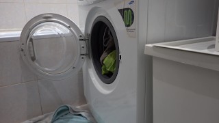 Peeing in the washing machine before to wash clothes
