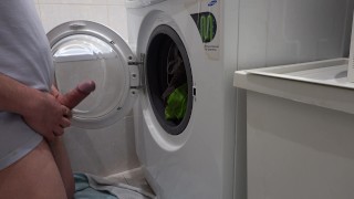 Peeing in the washing machine before to wash clothes