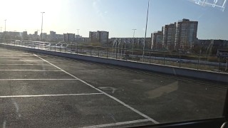 пацан дрочит на парковке торгового центра