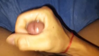 Twink se le moja rico la polla antes de regarse