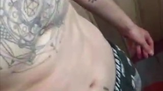 Mi novio se mete a bañar y me manda este video para que me excite