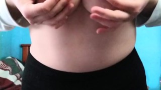 Teasing my nipples makes me sooooo horny 💋