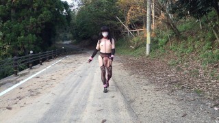 全裸女装。ガーターストッキングと首輪だけで露出。股間はピアスでタックされています。