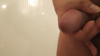 日本人男性おちんちん勃起してオシッコしちゃう
