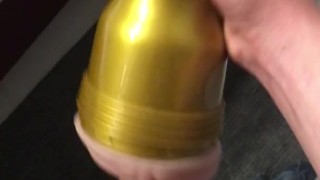 Mes parents absent, j'en profites pour baiser mon Fleshlight !