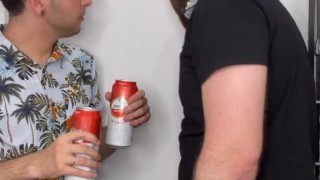 se folla a su amigo hetero en el baño publico