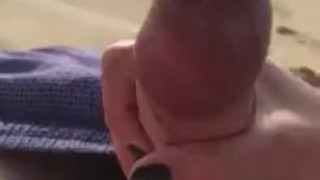 Une inconnue française me branle et me fait jouir sur la plage à la vue de tous