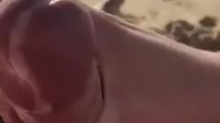 Une inconnue française me branle et me fait jouir sur la plage à la vue de tous