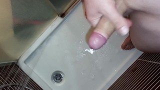 Orino sobre mi pecho en la ducha