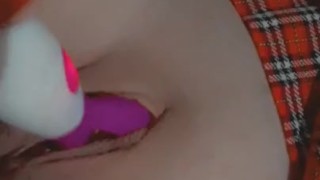 Clitoris. Rubia tetona con consolador vibrador. Se viene jugoso..