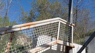 Парень дрочит и кончает на стадионе в экстриме