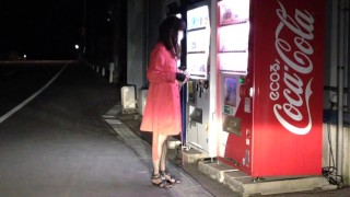 赤いコートで自販機前露出。