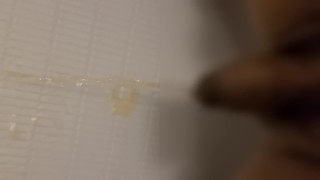 ぽっちゃり体型の包茎がおしっこしてみた