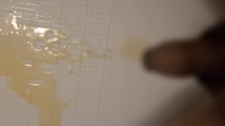 ぽっちゃり体型の包茎がおしっこしてみた