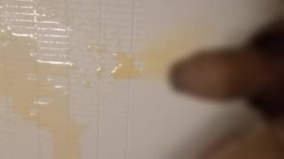 ぽっちゃり体型の包茎がおしっこしてみた