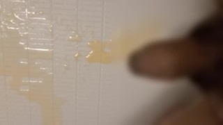 ぽっちゃり体型の包茎がおしっこしてみた