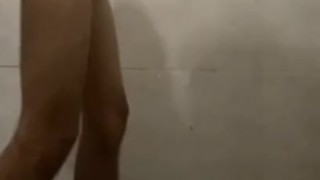 Quiero tu culito aquí en la ducha