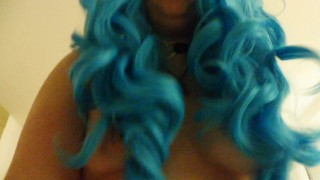 Kurvige Cosplay Schlampe mit blauen Haaren bläst tief und reitet den Schwanz