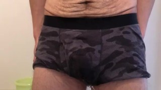 【ゲイ限定】はじめてのお漏らし・・・。股から流れるおしっこが気持ちよくてクセになりそう・・・。