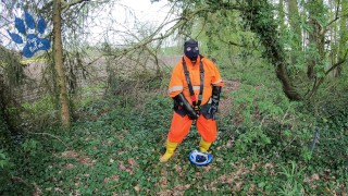 Quick pawing off in waterproof workgear