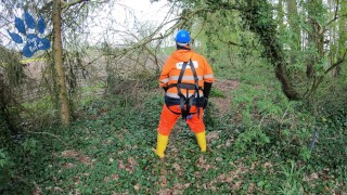 Quick pawing off in waterproof workgear