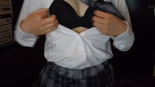 乳首にローターあててビンビンにしちゃう変態JK