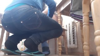 Моя подружка отдала мне долг кунилингусом под столом при моей девушке - lesbian_illusion