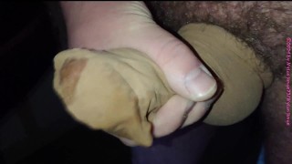 Nylonschwanz beim Porno wichsen