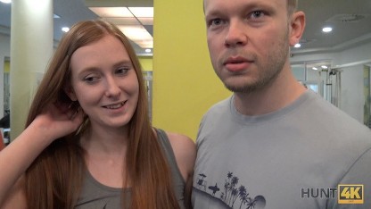 HUNT4K Nettes Mädchen anstatt zu trainieren hat Sex im Fitnessstudio mit einem reichen Jäger