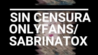 Apoyada en el gimnasio