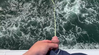 大海原でおしっこ　解放感満点で超スッキリ！