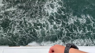 大海原でおしっこ　解放感満点で超スッキリ！