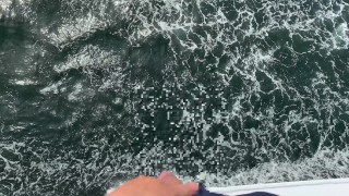 大海原でおしっこ　解放感満点で超スッキリ！