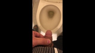 【朝の日課】短小から流れ出るおしっこ!小さい?小さくない?