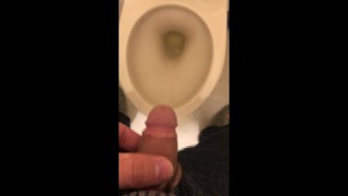 【朝の日課】短小から流れ出るおしっこ!小さい?小さくない?