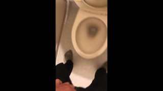 【朝の日課】短小から流れ出るおしっこ!小さい?小さくない?