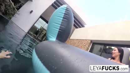 Leya 和 Lynn 在泳池里进行女同性恋嬉戏