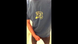 ジーンズ&Tシャツスタイルでおしっこ