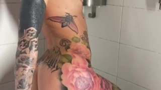 Татуированная девушка играется в душе с киской😈
