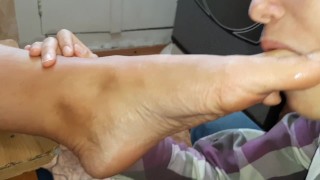 Вылизала не только пятки и пальцы ног, но и страпон, которым я её трахала - lesbian_illusion