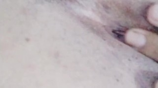 Bucetuda batendo siririca 
