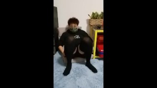 黒いストッキングのかわいい男の子は自慰行為と絶頂