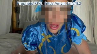 Masturbation hard d'une MILF en chaleur déguisée en CHUN-LI - COSPLAY STREET FIGHTER