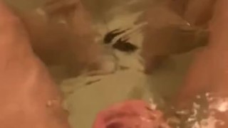 巨大な肉棒をゆっくり焦らしまくる