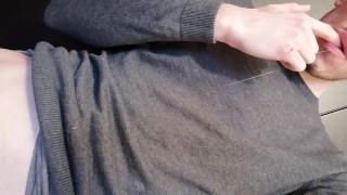 Jeans troppo stretti per tenerlo tutto dentro
